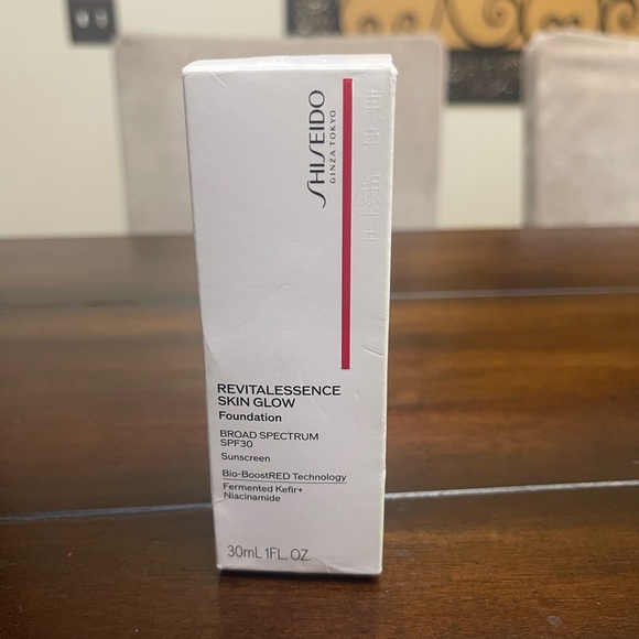 Shisheido Revitalessence Skin Glow Foundation- shade 530 Henna - Picture 3 of 5